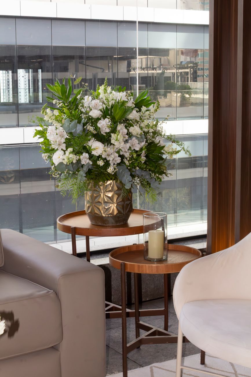 Sofisticado arreglo floral blanco en un apartamento moderno y luminoso