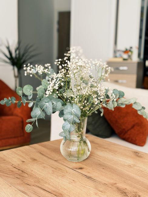 Gypsophila blanca en jarrón de cristal en un interior elegante