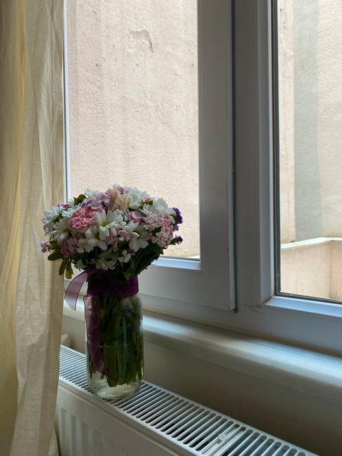 Composición floral junto a una ventana soleada
